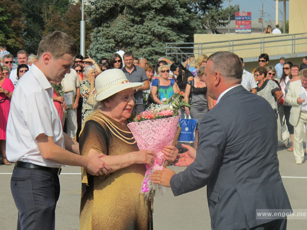 В рамках празднования Дня города состоялось открытие обновленной Доски почета ЭМР