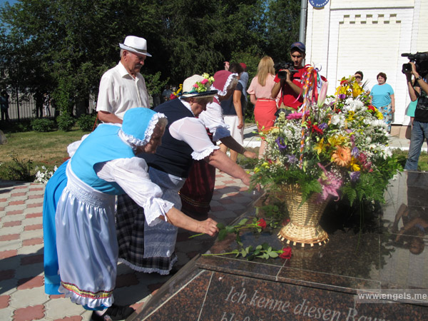 Праздничные торжества, посвященные 250- летию со дня переселения немцев в Поволжье, начались с церемонии возложения цветов к памятнику