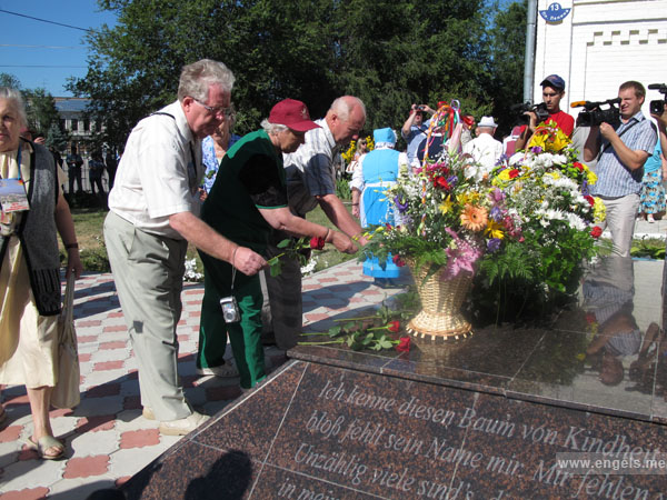 Праздничные торжества, посвященные 250- летию со дня переселения немцев в Поволжье, начались с церемонии возложения цветов к памятнику