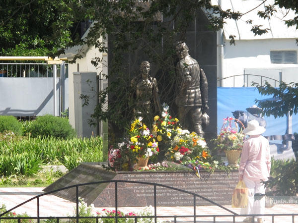 Праздничные торжества, посвященные 250- летию со дня переселения немцев в Поволжье, начались с церемонии возложения цветов к памятнику