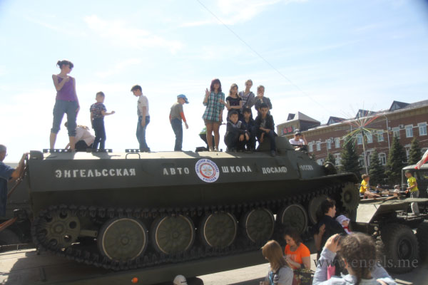 На улицах города - историческая военная техника